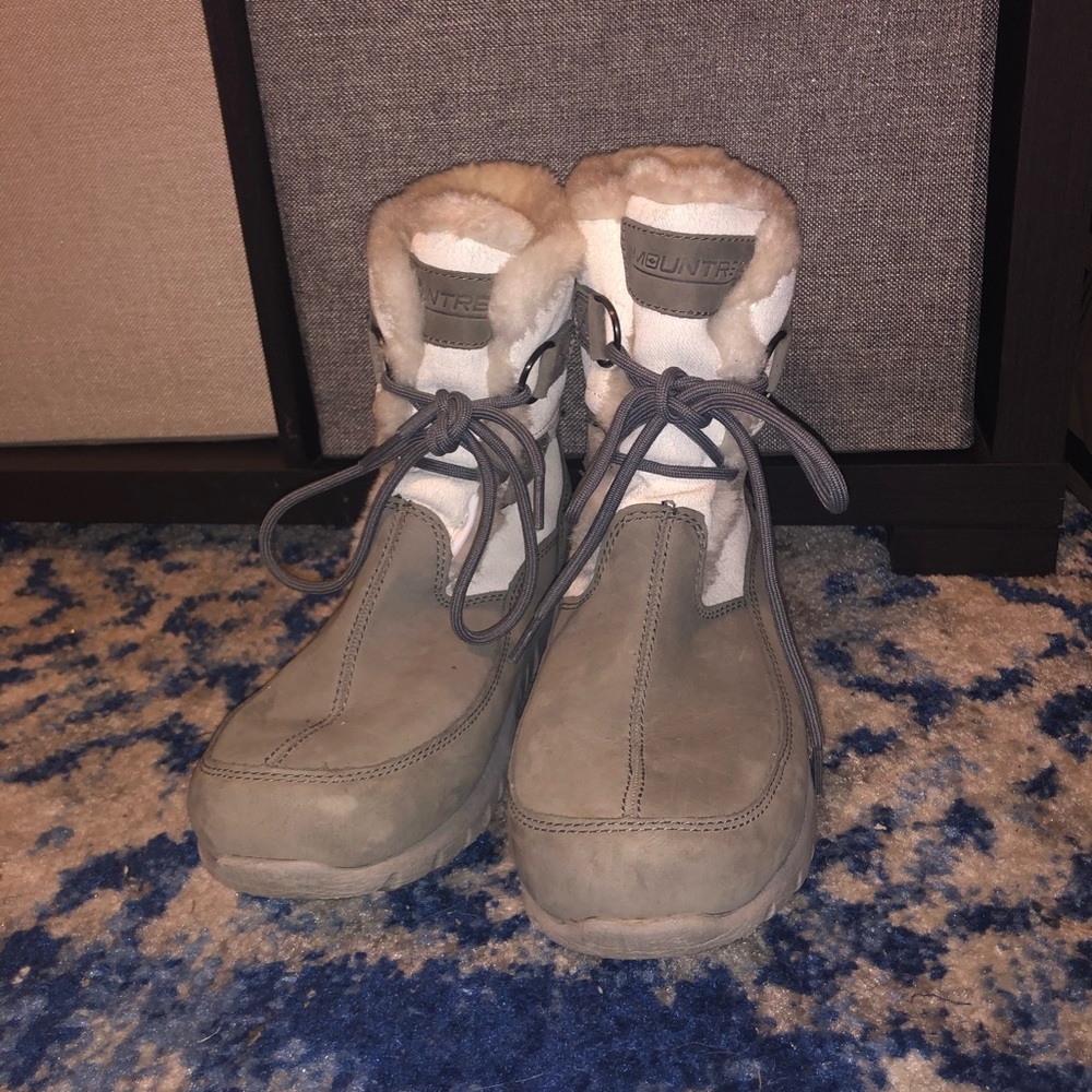 Snow boots